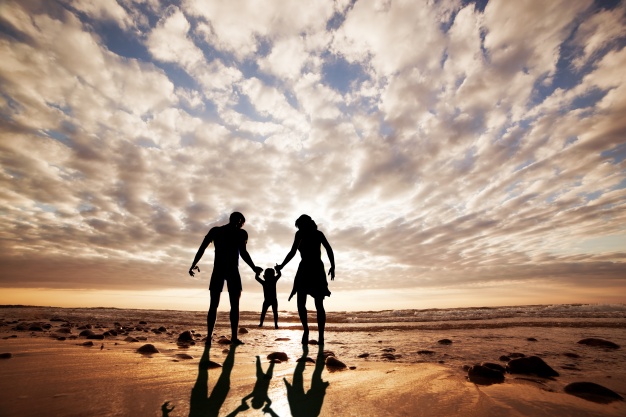 silhouette family playing beach 1160 596
